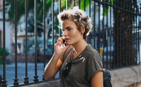 Junge Blonde Kaukasierin Mit Kurzen Haaren Spricht Mit Einem Smartphone — Stockfoto