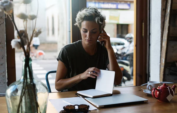 Молода Біла Жінка Розмовляє Мобільному Телефону Сидячи Кав Ярні Підприємець — стокове фото