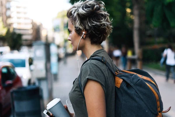 Menina Tomboy Loira Está Andando Pela Rua Com Uma Xícara — Fotografia de Stock