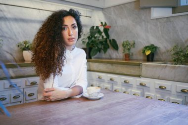 bir kafede kahve güzel kıvırcık genç kadınla 