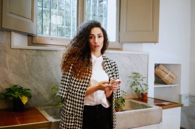 Kafede onun dijital smartphone kullanarak bir çok güzel kadın portresi