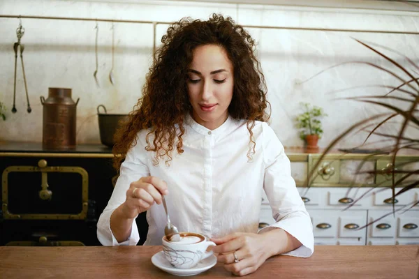 Belle Jeune Femme Bouclée Avec Une Tasse Café Dans Café — Photo