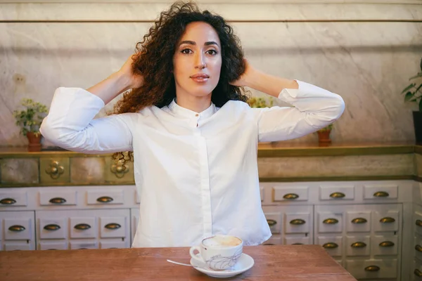 Joven Atractiva Mujer Sentada Cafetería Sobre Fondo Blanco Pared —  Fotos de Stock