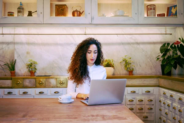 Wanita Muda Cantik Bekerja Dengan Laptop Warung Kopi — Stok Foto