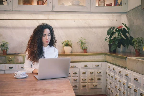 Mooie Jonge Vrouw Met Laptop Een Koffieshop Werken — Stockfoto
