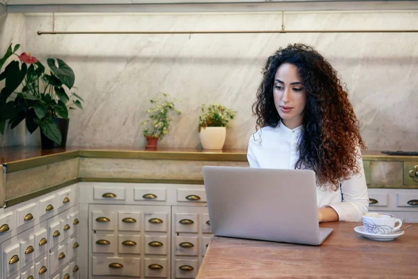 Wanita Muda Cantik Bekerja Dengan Laptop Warung Kopi — Stok Foto