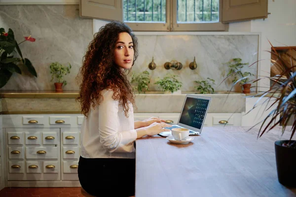 Wanita Muda Cantik Bekerja Dengan Laptop Warung Kopi — Stok Foto