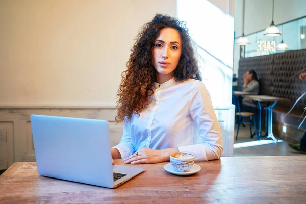 Schöne Junge Frau Arbeitet Mit Laptop Café — Stockfoto
