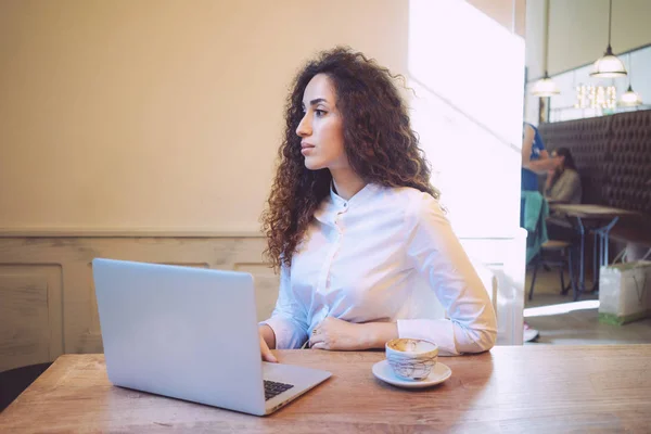 Mooie Jonge Vrouw Met Laptop Een Koffieshop Werken — Stockfoto