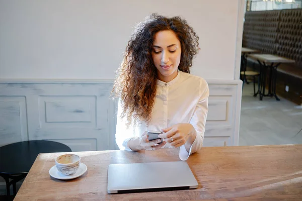 Jonge Mooie Zakenvrouw Smartphone Gebruik Tijdens Lunchpauze — Stockfoto