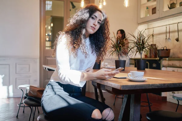 Young Attractive Woman Using Smartphone Cafe Lunch Break — Stock Photo, Image