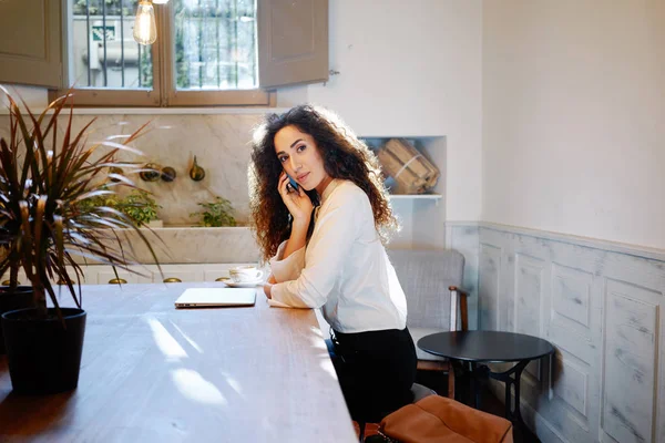 Jeune Femme Attrayante Parlant Sur Smartphone Dans Café — Photo