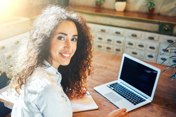 Aantrekkelijke Jonge Vrouw Met Lang Krullend Haar Maken Van Aantekeningen — Stockfoto