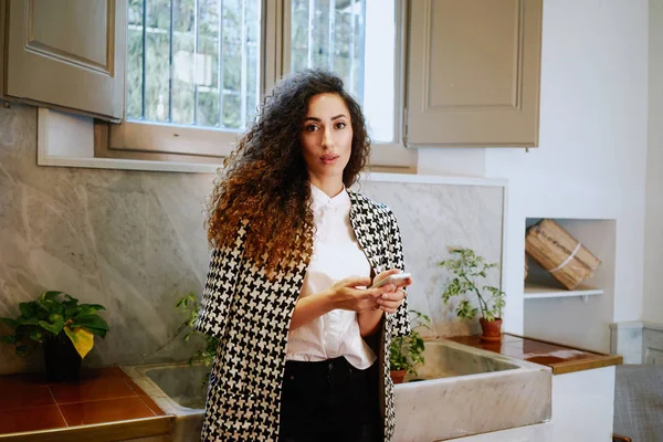 Retrato Una Joven Mujer Hermosa Usando Teléfono Inteligente Digital Cafetería —  Fotos de Stock