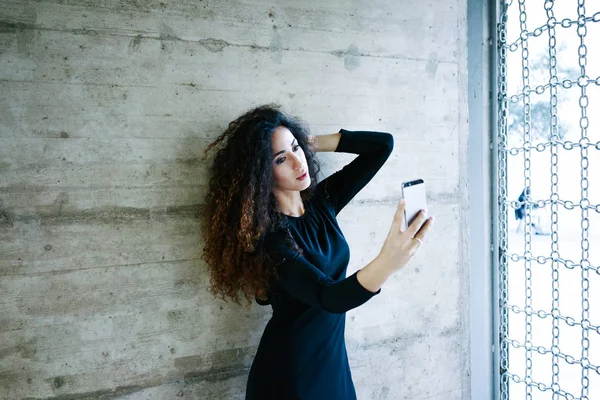 Bella Giovane Donna Abito Nero Scattare Selfie Contro Muro Grigio — Foto Stock