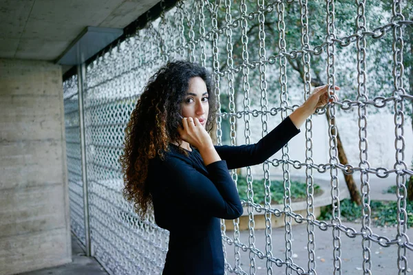 Jeune Belle Femme Yoga Dans Une Robe Noire Avec Longs — Photo