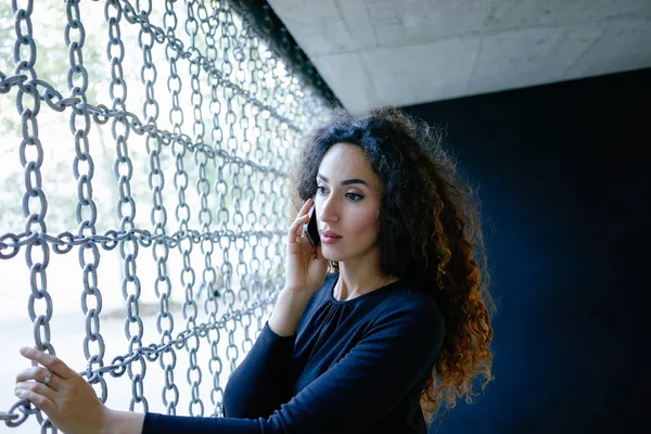 Jeune Belle Femme Yoga Dans Une Robe Noire Avec Longs — Photo