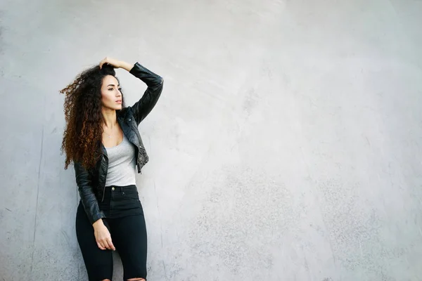 Portret Van Aantrekkelijke Jonge Vrouw Met Lang Krullend Haar Dragen — Stockfoto