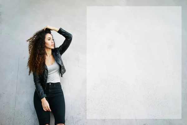 Portret Van Aantrekkelijke Jonge Vrouw Met Lang Krullend Haar Dragen — Stockfoto