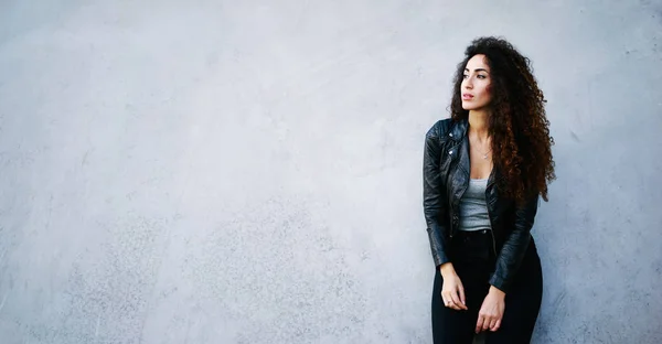 Portrait Une Jolie Jeune Femme Aux Longs Cheveux Bouclés Portant — Photo