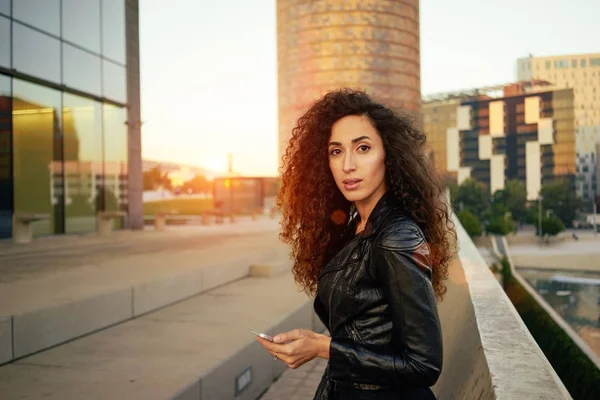 Portrait Beautiful Brunette Young Woman Using Smartphone City Buildings Background — Stock Photo, Image