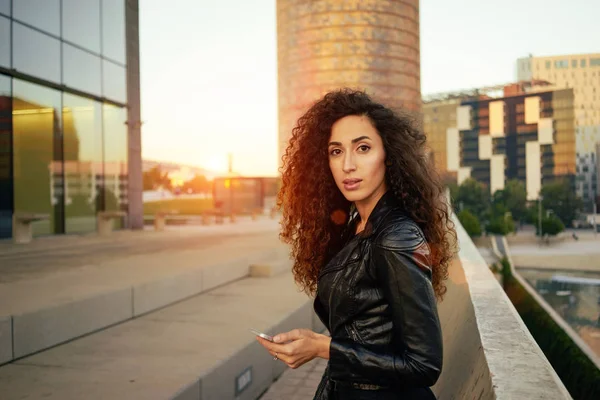 Retrato Bela Morena Jovem Usando Smartphone Prédio Cidade Fundo — Fotografia de Stock