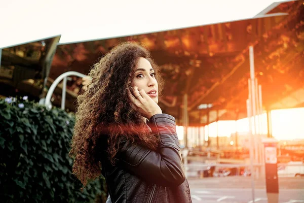 Belle Jeune Femme Aux Cheveux Bouclés Parlant Avec Smartphone Plein — Photo