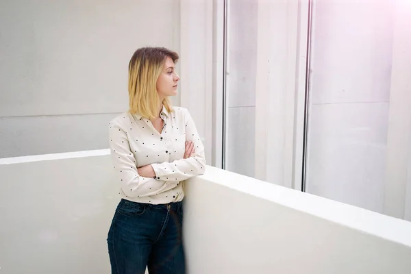 Ung Blond Affärskvinna Funderar Något När Står Moderna Kontor Interiör — Stockfoto