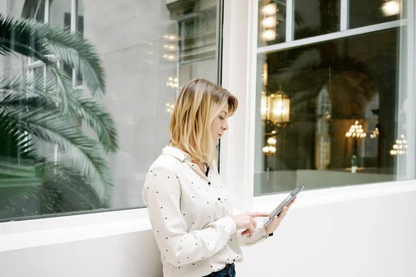 Portrett Den Unge Vakre Forretningskvinne Med Digitale Nettbrett Moderne Kontorinteriør – stockfoto