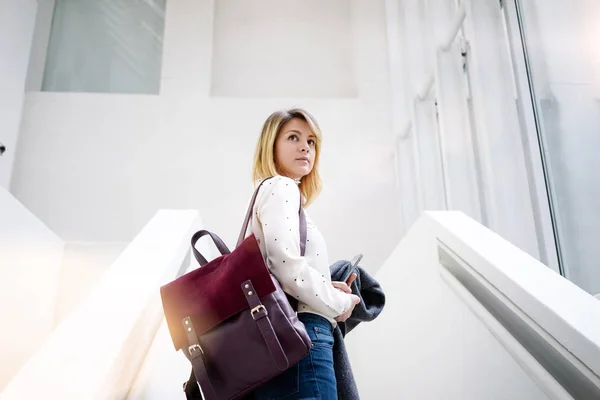 Giovane Donna Affari Attraente Bionda Moderno Centro Commerciale Con Tablet — Foto Stock