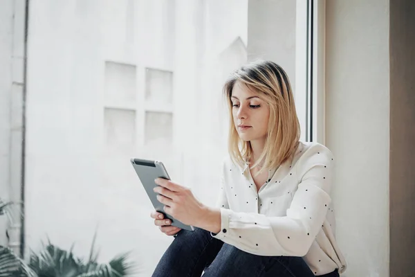 Ritratto Giovane Bella Donna Affari Bionda Con Tablet Digitale Negli — Foto Stock