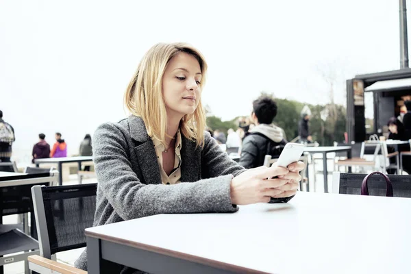 Giovane Bella Donna Affari Con Capelli Biondi Utilizzando Smartphone Caffetteria — Foto Stock