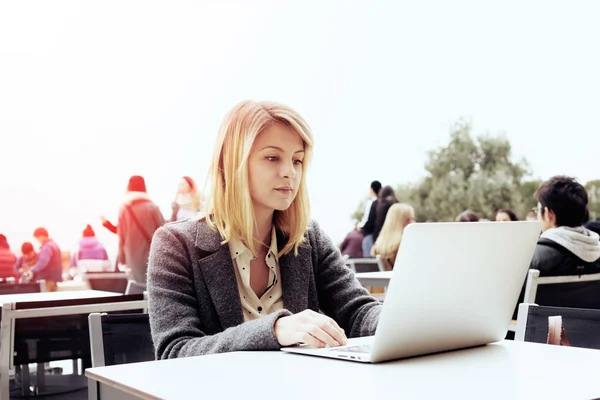 Giovane Donna Attraente Che Lavora Con Computer Portatile Caffè All — Foto Stock