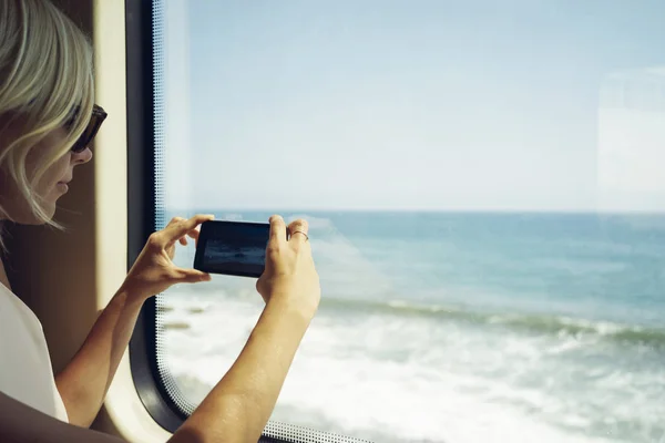 Mujer Joven Disparando Paisaje Marino Con Teléfono Inteligente Tren Movimiento —  Fotos de Stock