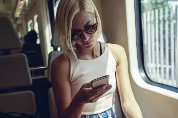 Jovem Mulher Usando Smartphone Trem Movimento Perto Janela — Fotografia de Stock