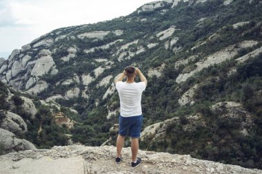 Uzun yürüyüşe çıkan kimse yanında smartphone dağ tepe üzerinde fotoğraf çekme