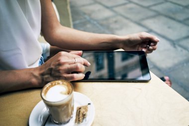 kafede otururken ekran tablet dokunmadan kadın