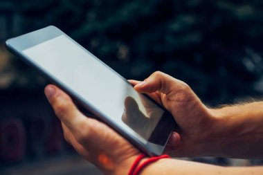 Erkek el dijital tablet kullanarak görünümü kapatın