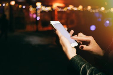 Eller boş kopya alanı ekranda bir bokeh arka plan ile smartphone kullanarak görüntü kırpılmış