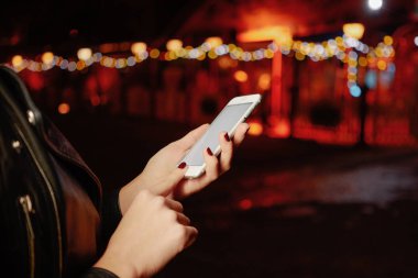 Eller boş kopya alanı ekranda bir bokeh arka plan ile smartphone kullanarak görüntü kırpılmış