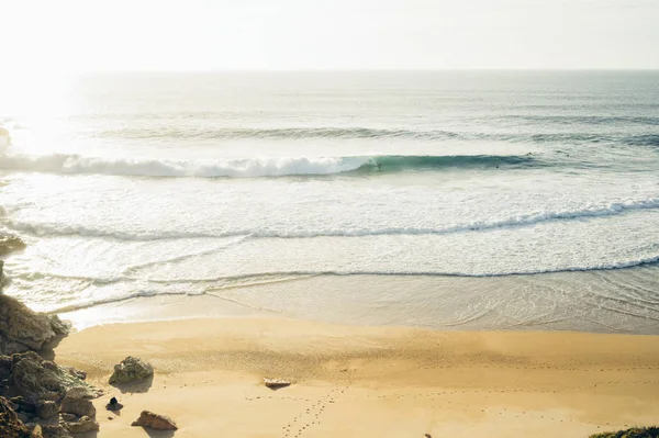 Pantai Berpasir Yang Indah Dengan Ombak Laut — Stok Foto