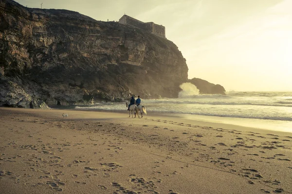 Para Romantyczny Spacer Horsebacks Wzdłuż Plaży Oceanu Romantyczny Spacer Horsebacks — Zdjęcie stockowe