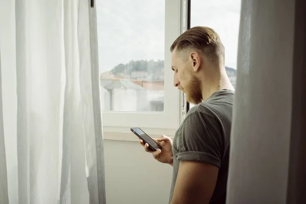 Ung Hipster Mann Som Bruker Smarttelefon Mann Som Bruker Mobiltelefon – stockfoto