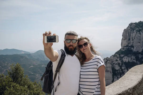 Casal Jovem Tirando Uma Foto Mesmos Smartphone Enquanto Caminhava Nas — Fotografia de Stock