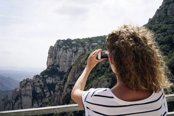 Jovem Caminhante Sexo Feminino Tirando Foto Com Smartphone Pico Montanha — Fotografia de Stock