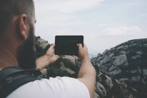 Hombre Excursionista Está Tomando Una Foto Por Tableta Digital Cima —  Fotos de Stock