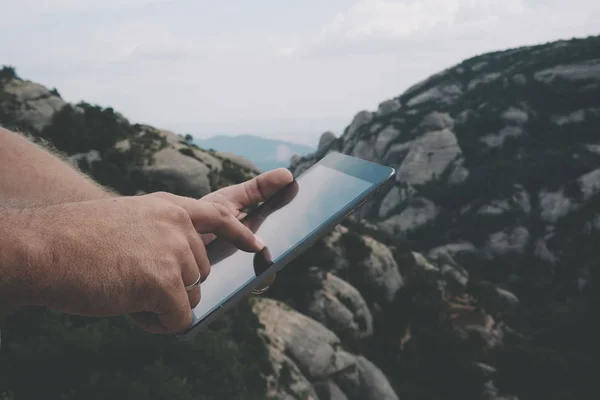 Imagem Cortada Mãos Masculinas Usando Tablet Digital Backgoung Montanhas — Fotografia de Stock