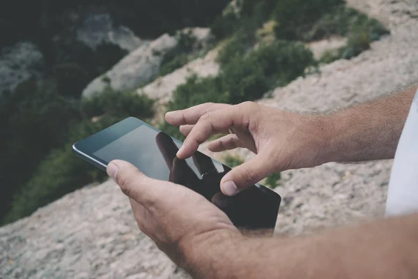 Imagem Cortada Mãos Masculinas Usando Tablet Digital Backgoung Montanhas — Fotografia de Stock