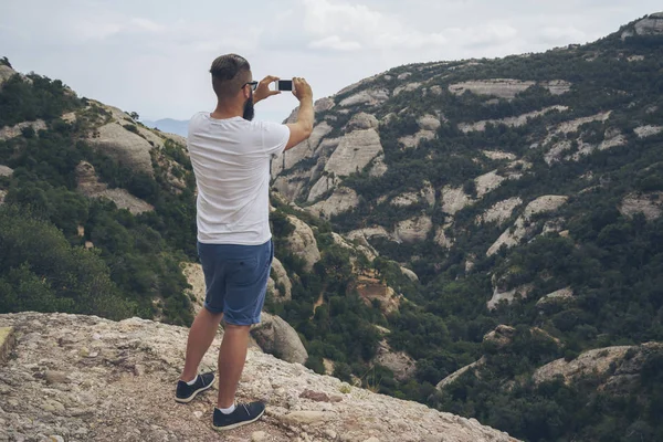 Pria Pejalan Kaki Mengambil Foto Dengan Smartphone Puncak Gunung — Stok Foto