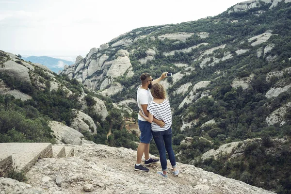 Jovem Casal Com Montanhas Fundo Tomando Selfie — Fotografia de Stock